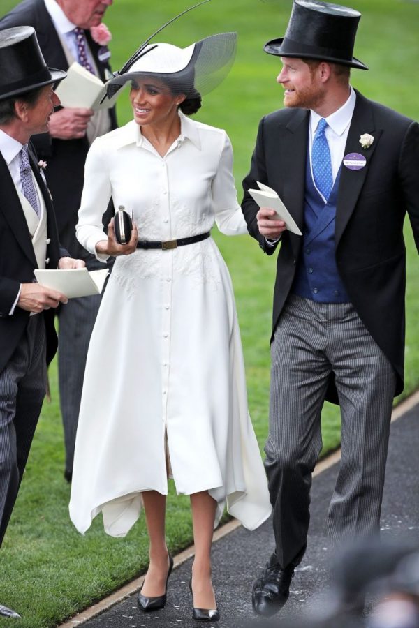 Meghan Markle diện đầm trắng lộng lẫy, kiêu sa sánh vai cùng Hoàng tử Harry