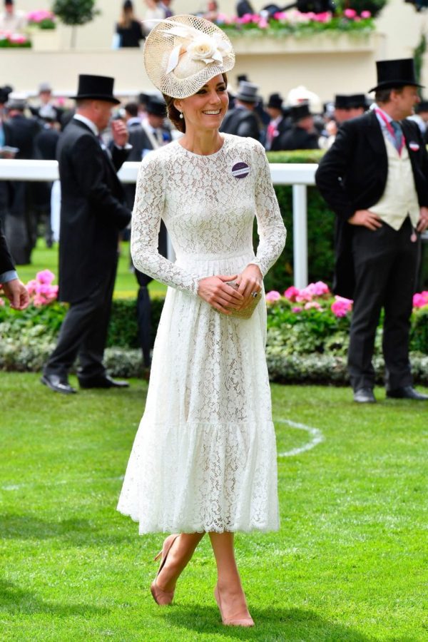  công nương Kate Middleton cũng diện trang phục đầm trắng lộng lẫy vào năm 2016