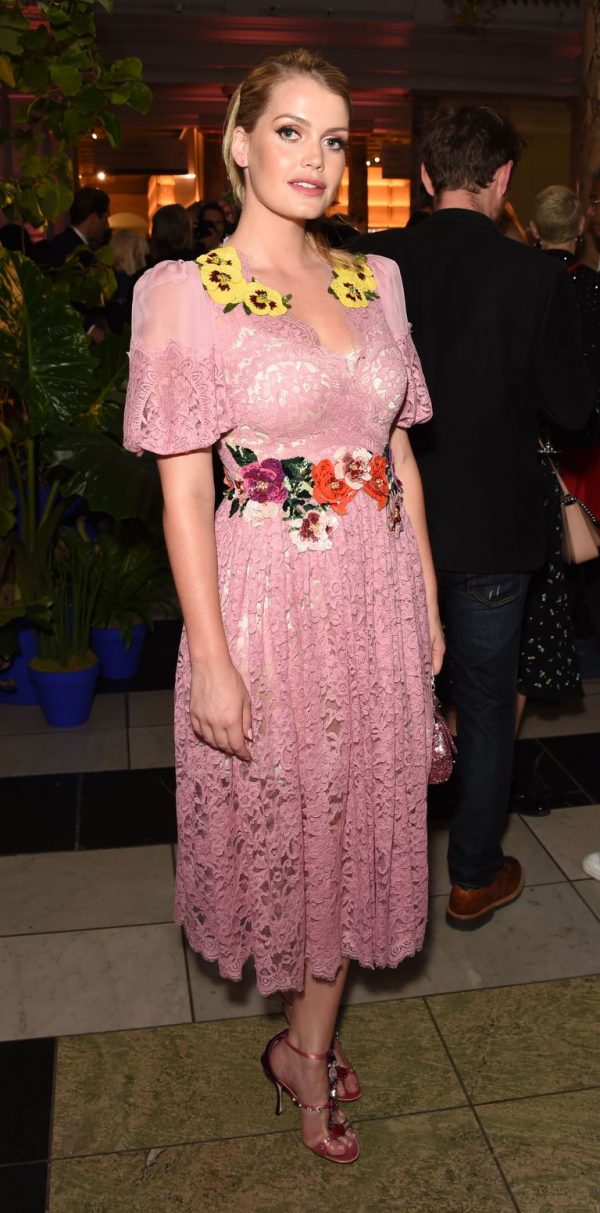 Lady Kitty Spencer chọn bộ váy ren hồng bên ngoài bodysuit tại sự kiện V&A Summer Party.