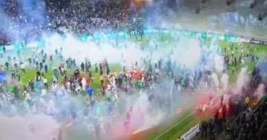 Tin bóng đá ngày 30/5: Fan Saint-Etienne nổi loạn khi đội nhà xuống hạng