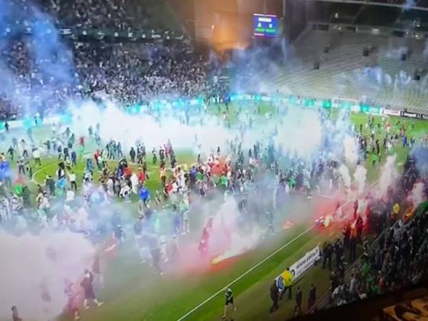 Tin bóng đá ngày 30/5: Fan Saint-Etienne nổi loạn khi đội nhà xuống hạng