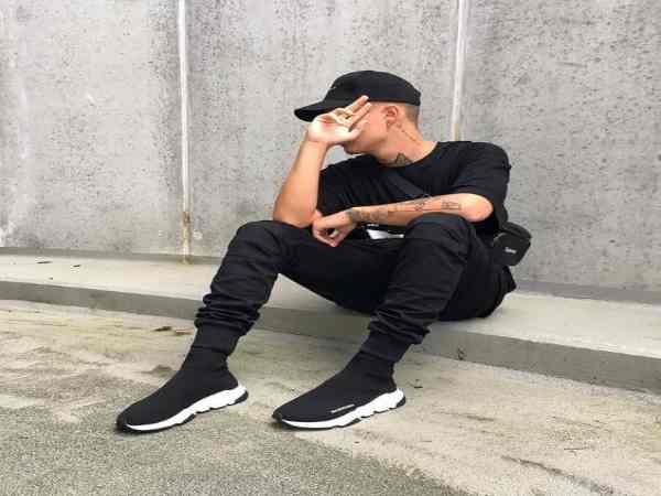 Quần jogger + áo thun + Balenciaga