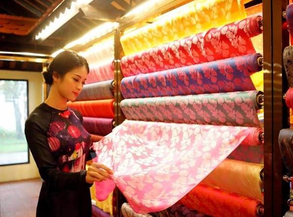 Lụa tơ tằm là gì?